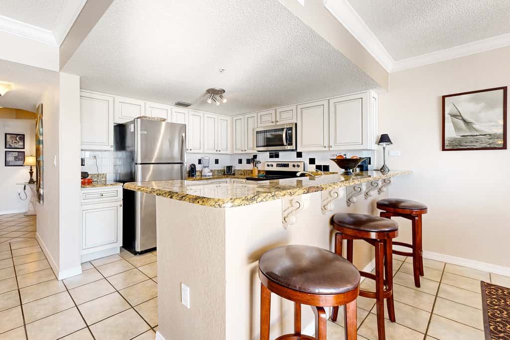 Seventh floor condo with ocean view, washer&dryer, and pool - walk to dining
