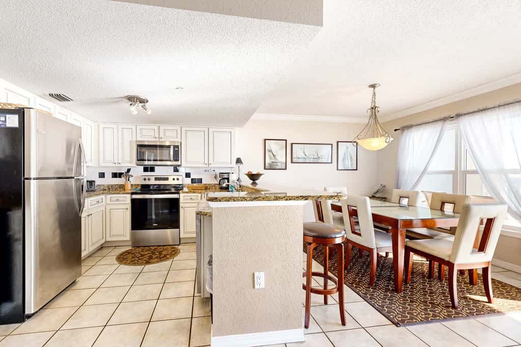 Seventh floor condo with ocean view, washer&dryer, and pool - walk to dining