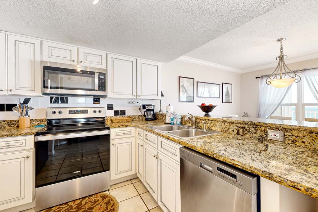 Seventh floor condo with ocean view, washer&dryer, and pool - walk to dining