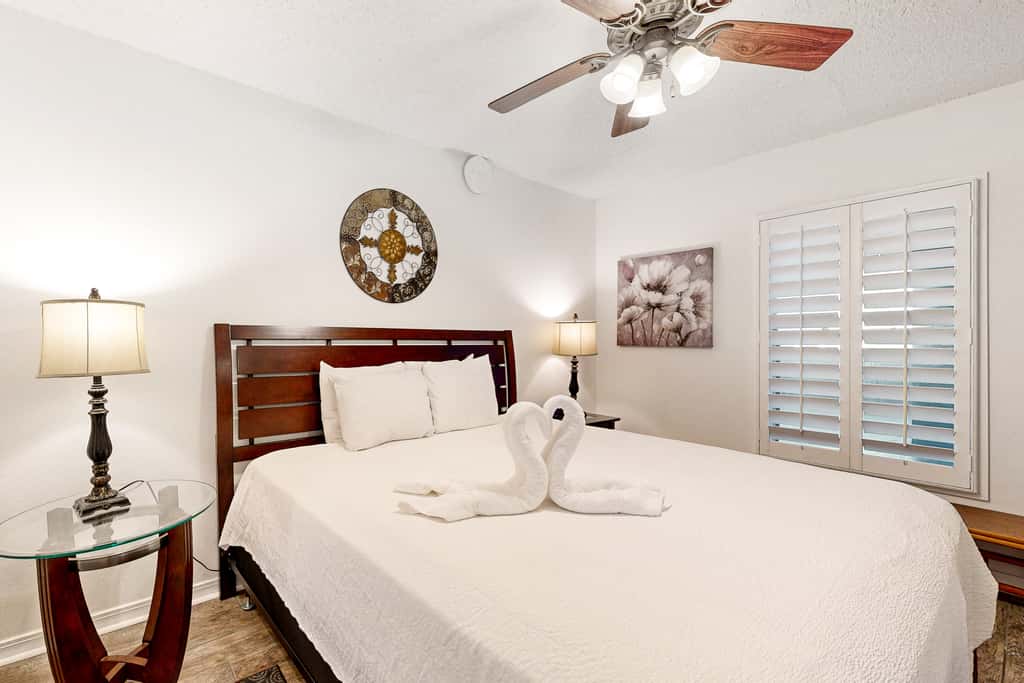Seventh floor condo with ocean view, washer&dryer, and pool - walk to dining
