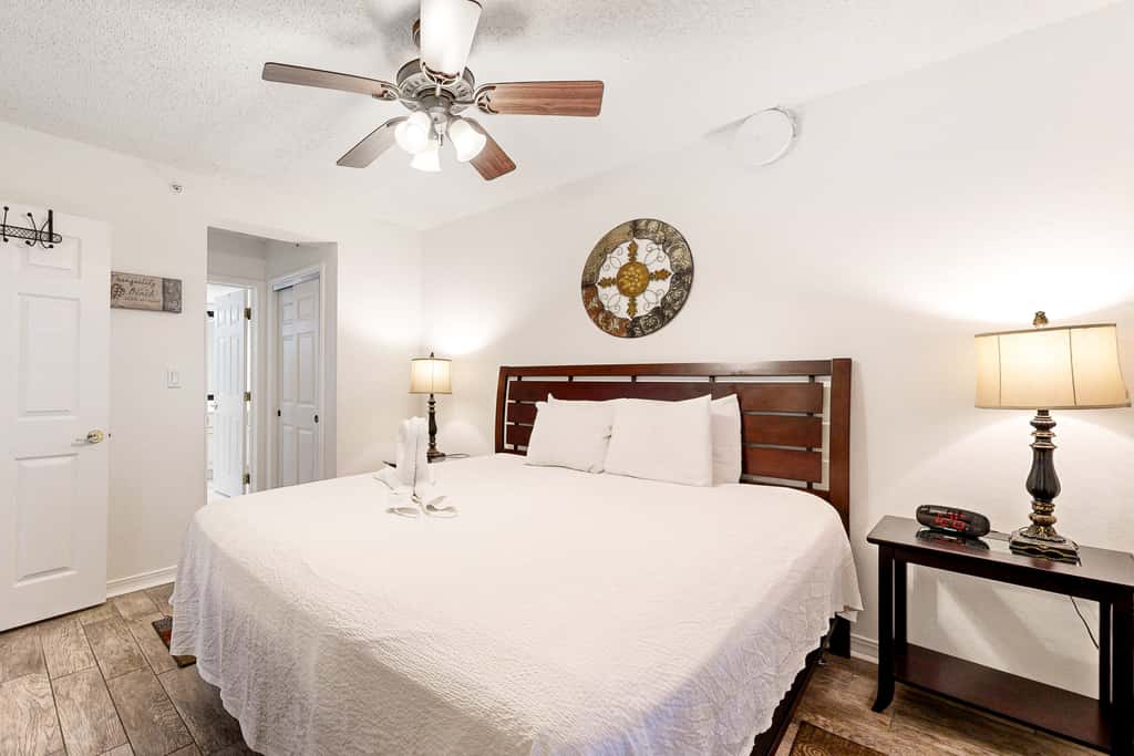 Seventh floor condo with ocean view, washer&dryer, and pool - walk to dining