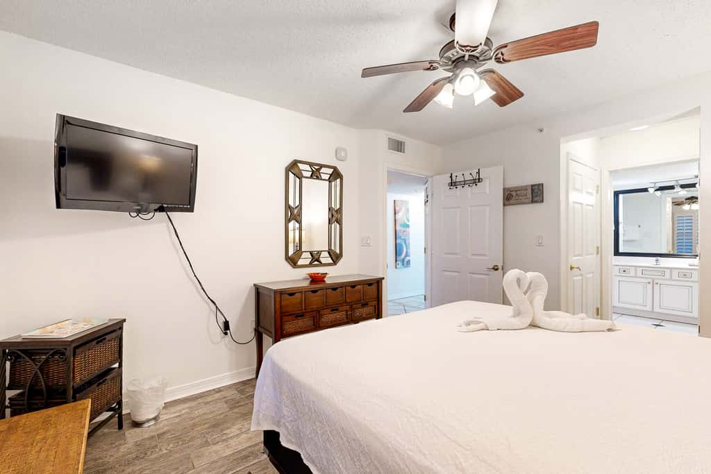 Seventh floor condo with ocean view, washer&dryer, and pool - walk to dining
