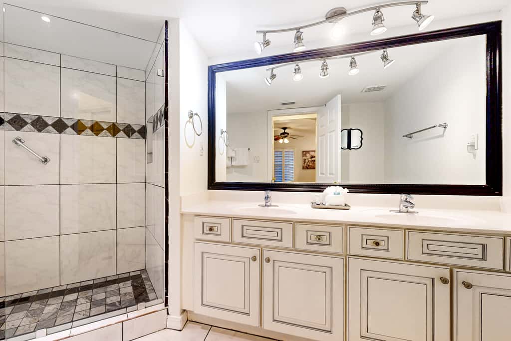 Seventh floor condo with ocean view, washer&dryer, and pool - walk to dining