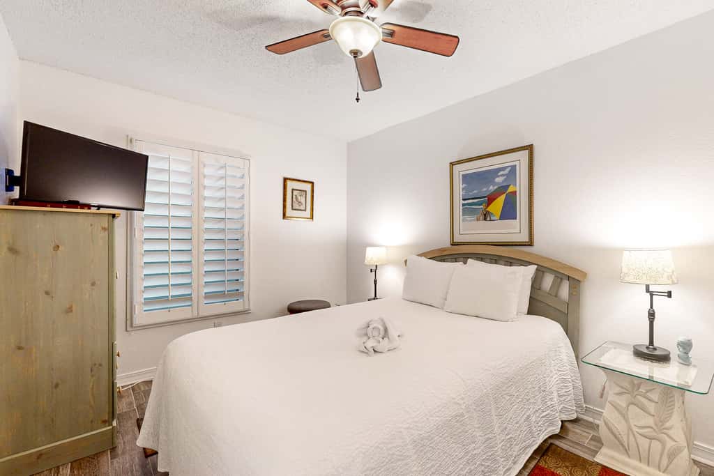Seventh floor condo with ocean view, washer&dryer, and pool - walk to dining