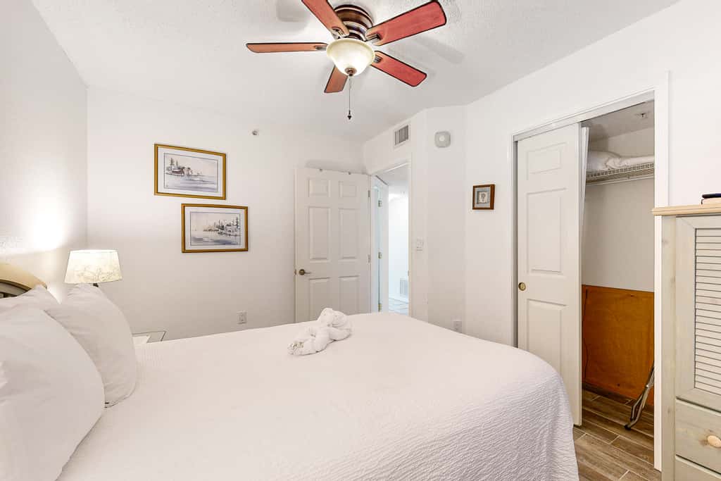 Seventh floor condo with ocean view, washer&dryer, and pool - walk to dining