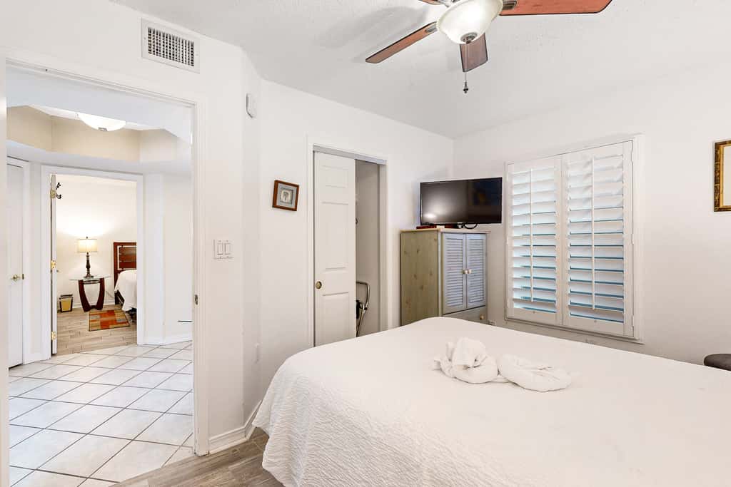 Seventh floor condo with ocean view, washer&dryer, and pool - walk to dining