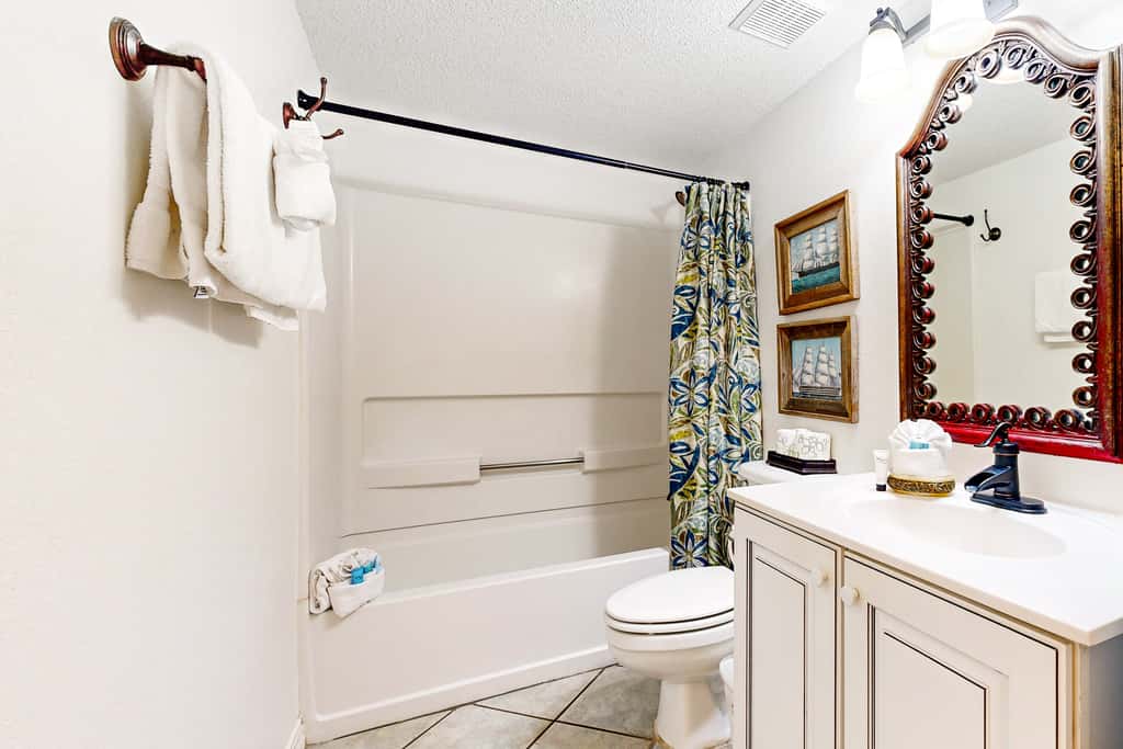 Seventh floor condo with ocean view, washer&dryer, and pool - walk to dining