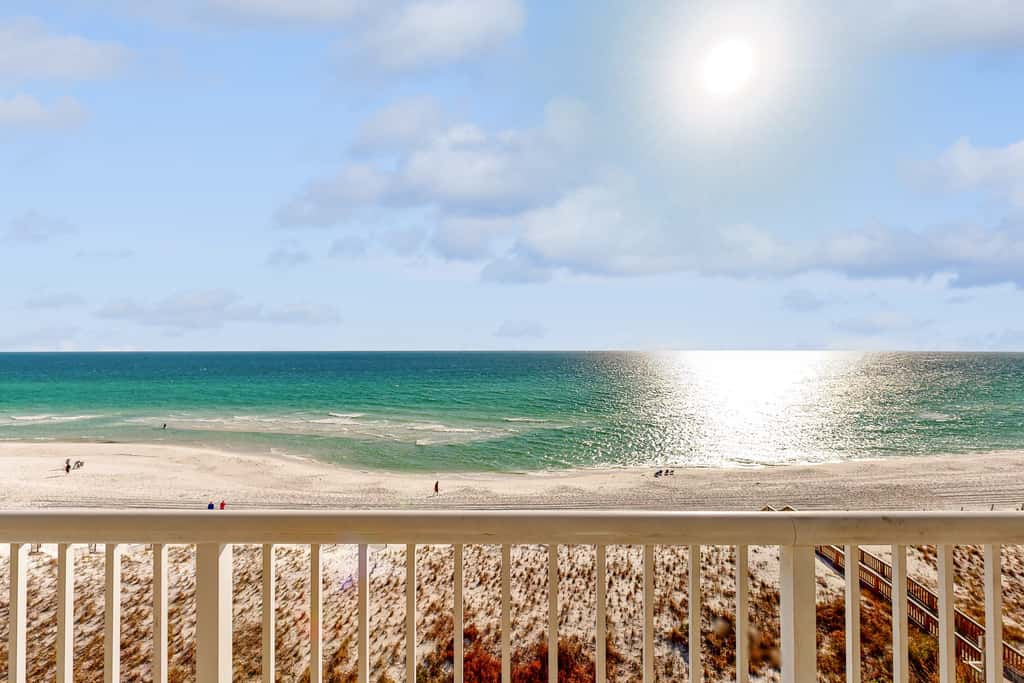Seventh floor condo with ocean view, washer&dryer, and pool - walk to dining