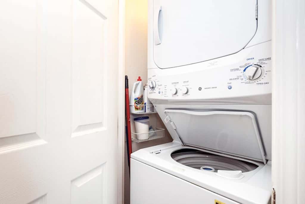 Seventh floor condo with ocean view, washer&dryer, and pool - walk to dining