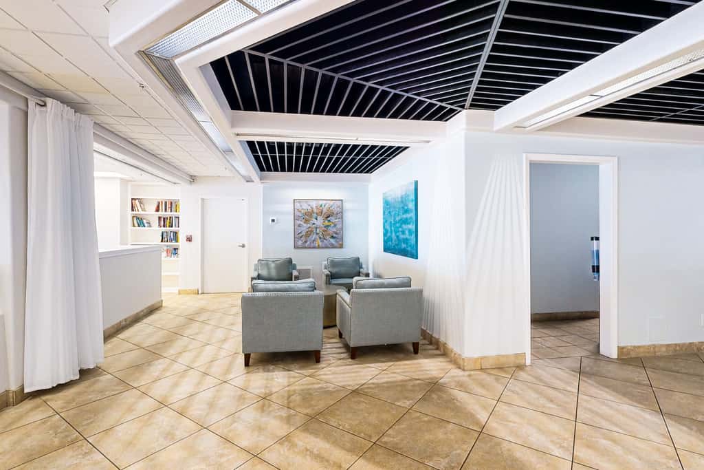 Seventh floor condo with ocean view, washer&dryer, and pool - walk to dining