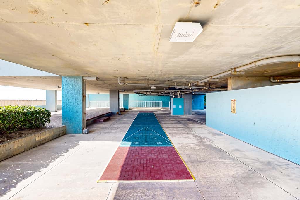 Seventh floor condo with ocean view, washer&dryer, and pool - walk to dining