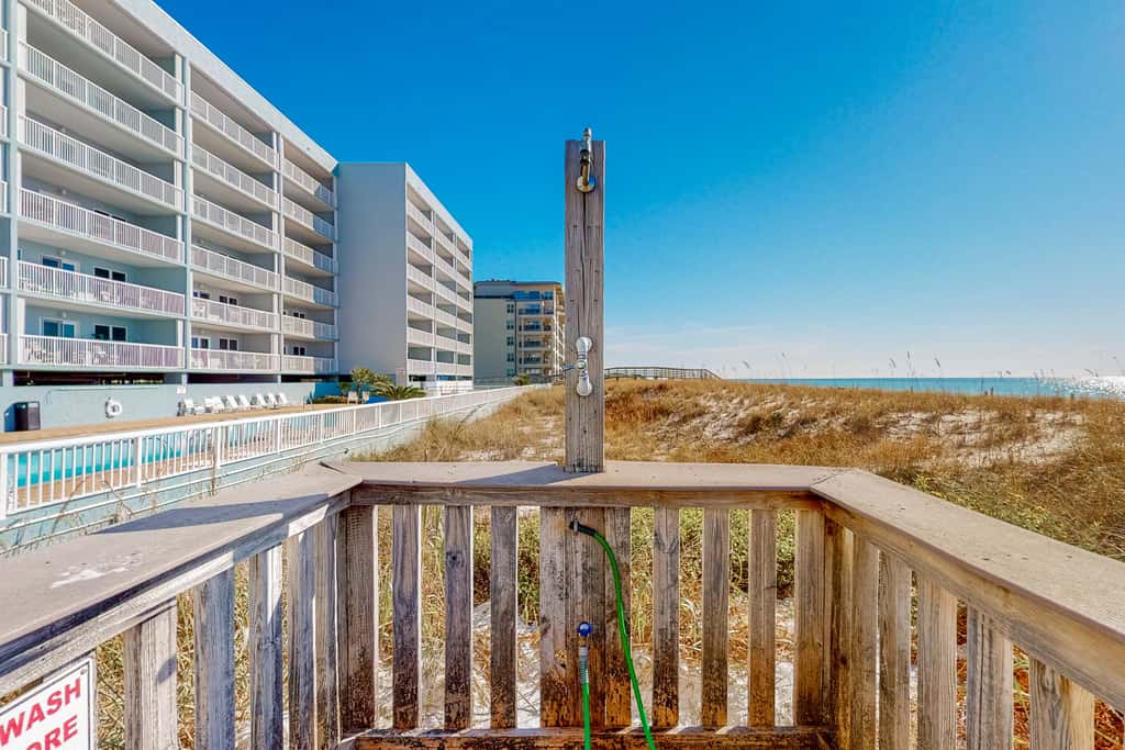 Seventh floor condo with ocean view, washer&dryer, and pool - walk to dining