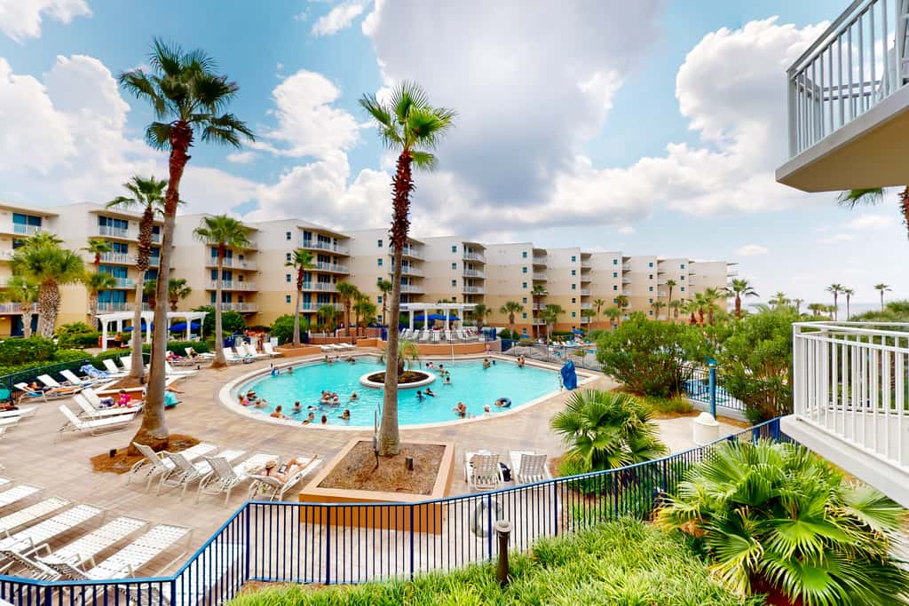 Ocean-view condo with heated pool, hot tub, gym & W&D - snowbird-friendly