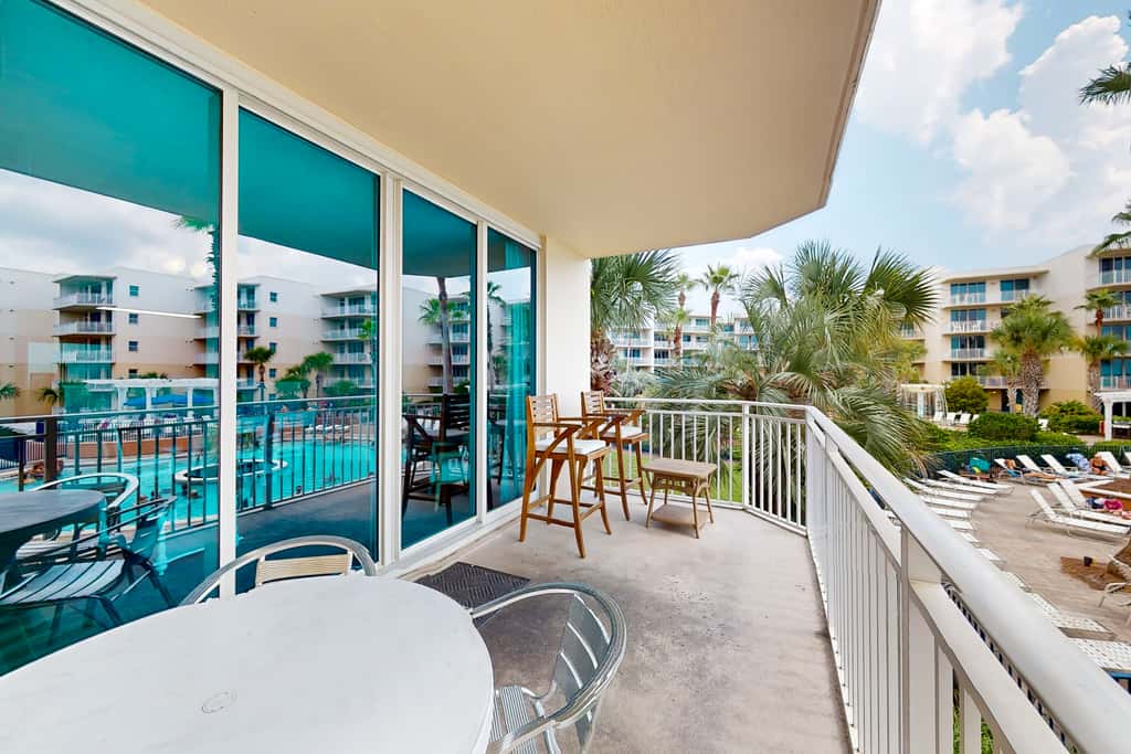 Ocean-view condo with heated pool, hot tub, gym & W&D - snowbird-friendly