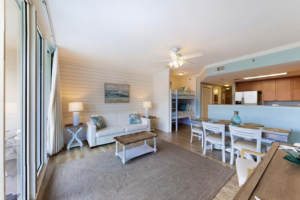 Ocean-view condo with heated pool, hot tub, gym & W&D - snowbird-friendly