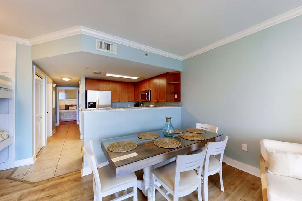 Ocean-view condo with heated pool, hot tub, gym & W&D - snowbird-friendly
