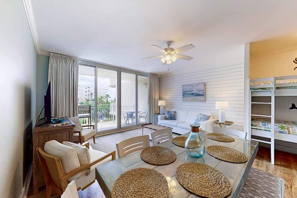 Ocean-view condo with heated pool, hot tub, gym & W&D - snowbird-friendly