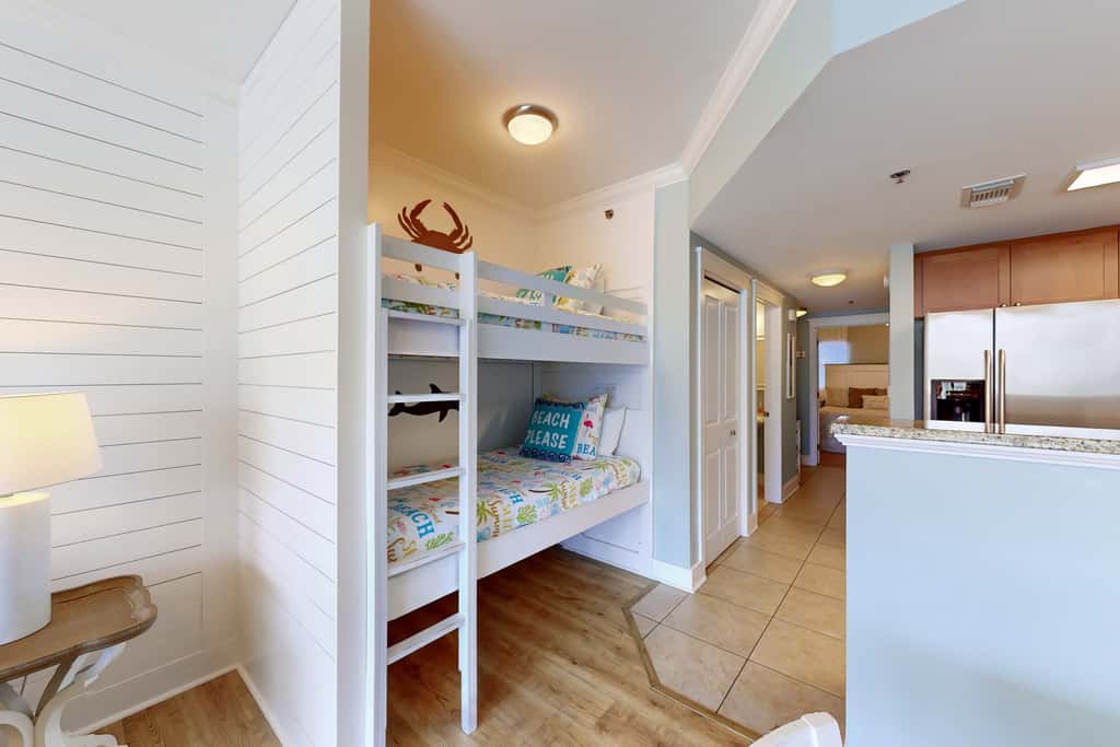 Ocean-view condo with heated pool, hot tub, gym & W&D - snowbird-friendly