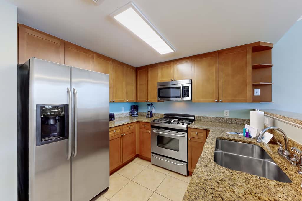 Ocean-view condo with heated pool, hot tub, gym & W&D - snowbird-friendly