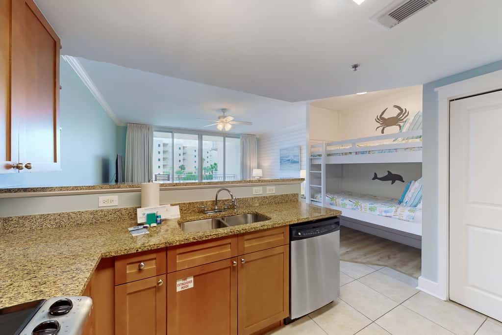 Ocean-view condo with heated pool, hot tub, gym & W&D - snowbird-friendly