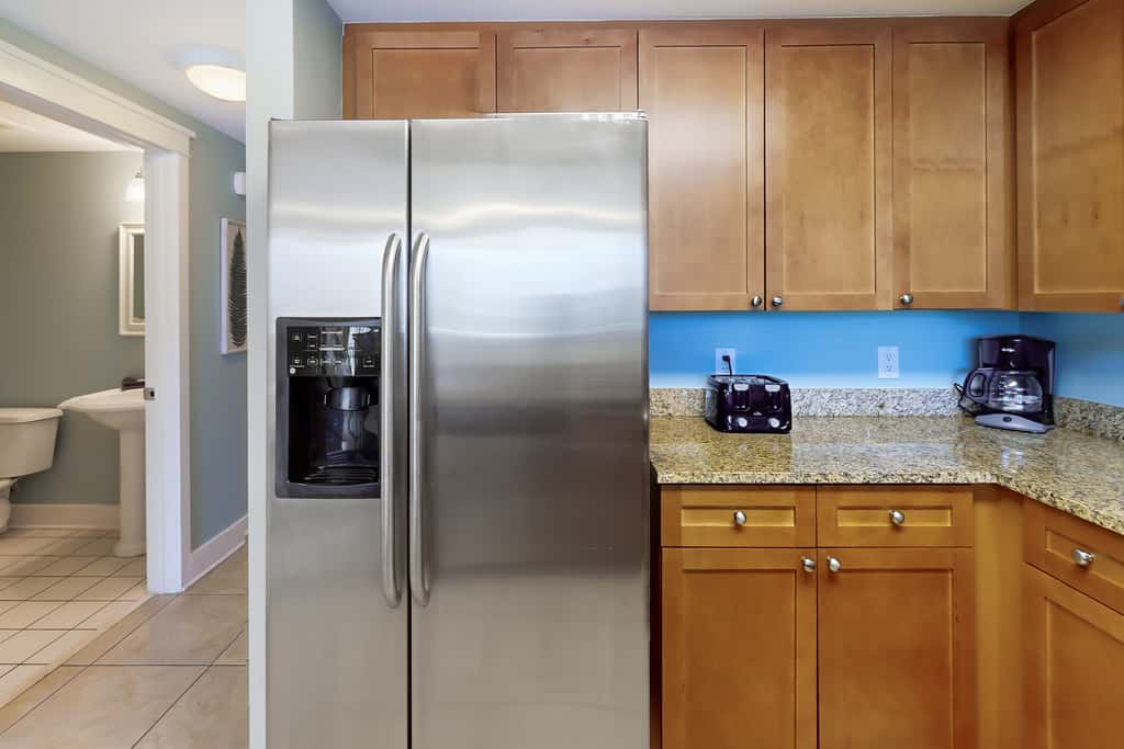 Ocean-view condo with heated pool, hot tub, gym & W&D - snowbird-friendly