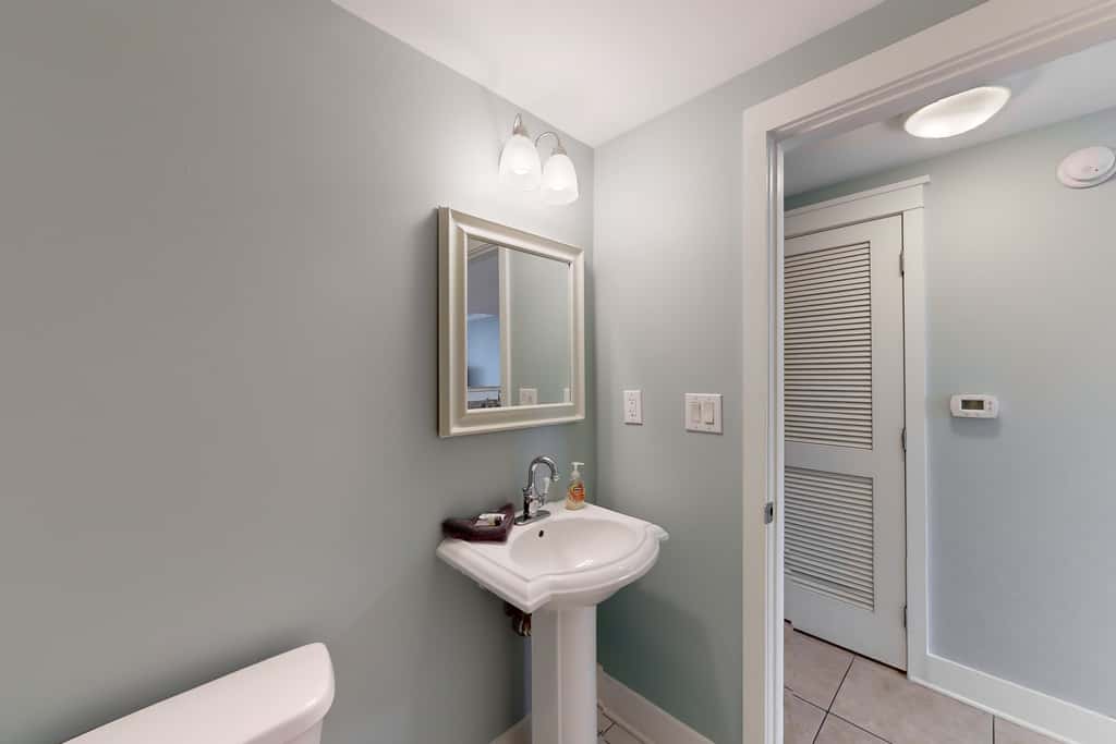 Ocean-view condo with heated pool, hot tub, gym & W&D - snowbird-friendly