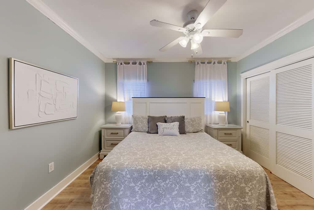 Ocean-view condo with heated pool, hot tub, gym & W&D - snowbird-friendly