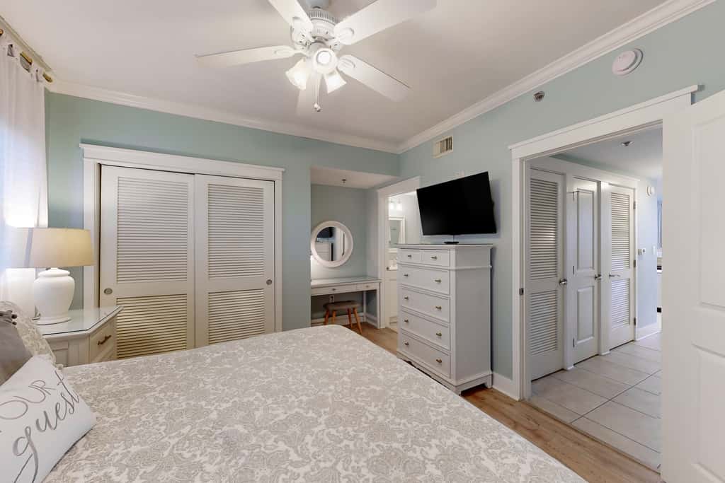 Ocean-view condo with heated pool, hot tub, gym & W&D - snowbird-friendly