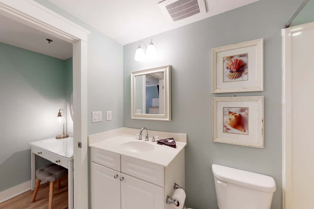 Ocean-view condo with heated pool, hot tub, gym & W&D - snowbird-friendly