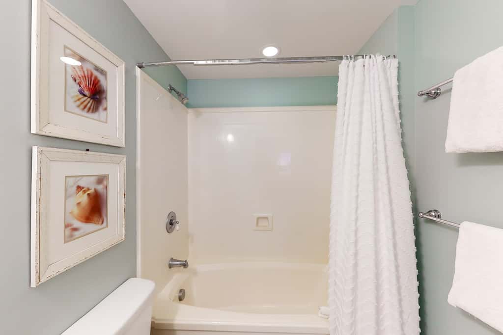 Ocean-view condo with heated pool, hot tub, gym & W&D - snowbird-friendly