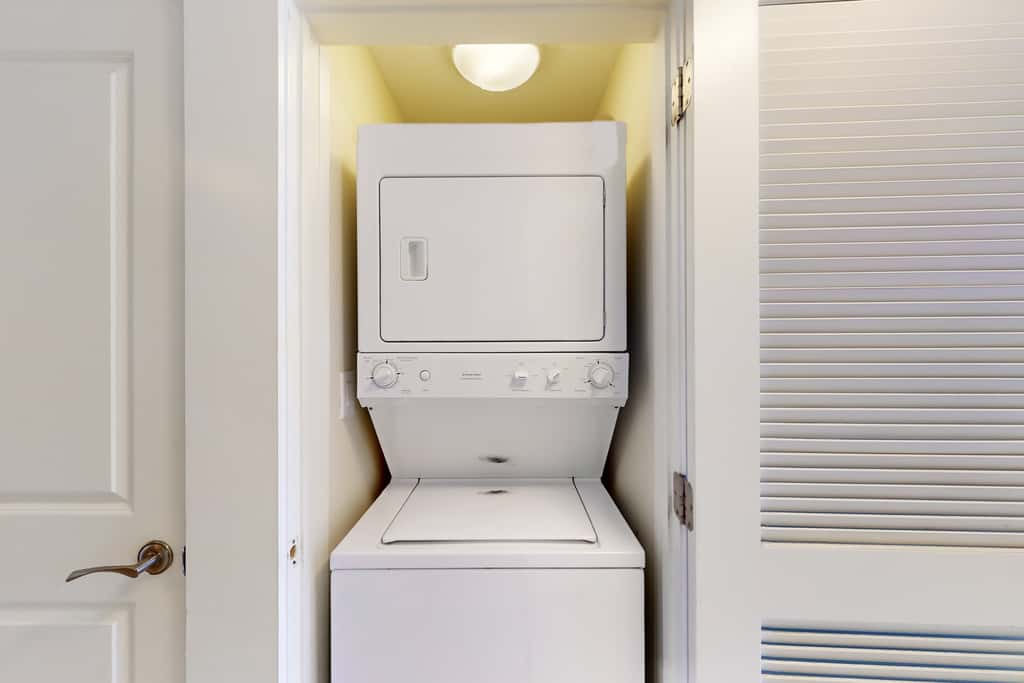 Ocean-view condo with heated pool, hot tub, gym & W&D - snowbird-friendly