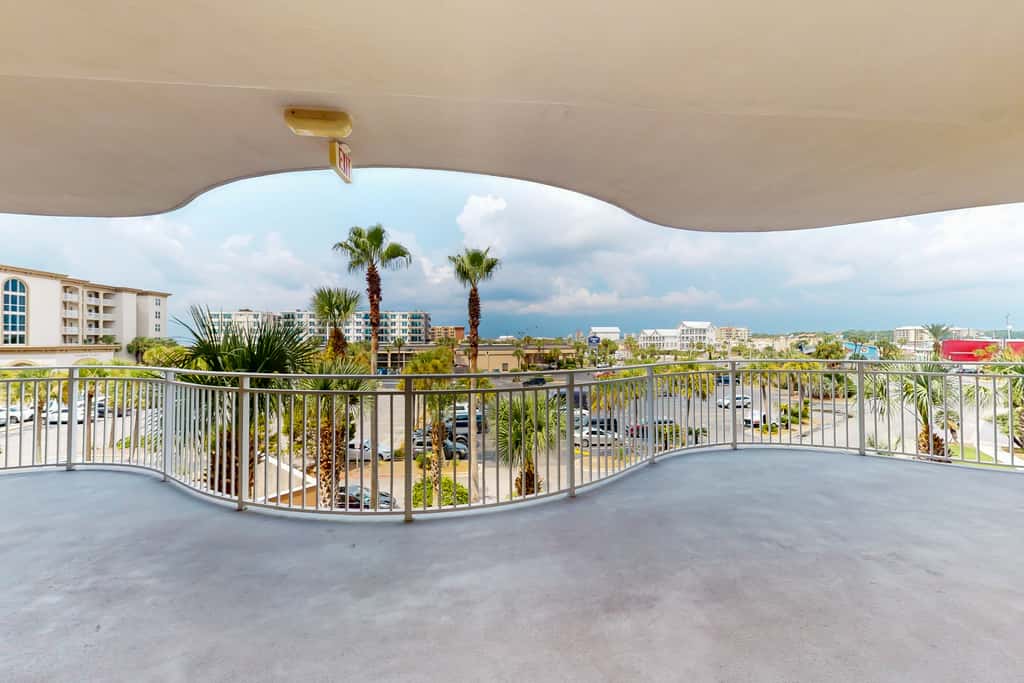 Ocean-view condo with heated pool, hot tub, gym & W&D - snowbird-friendly