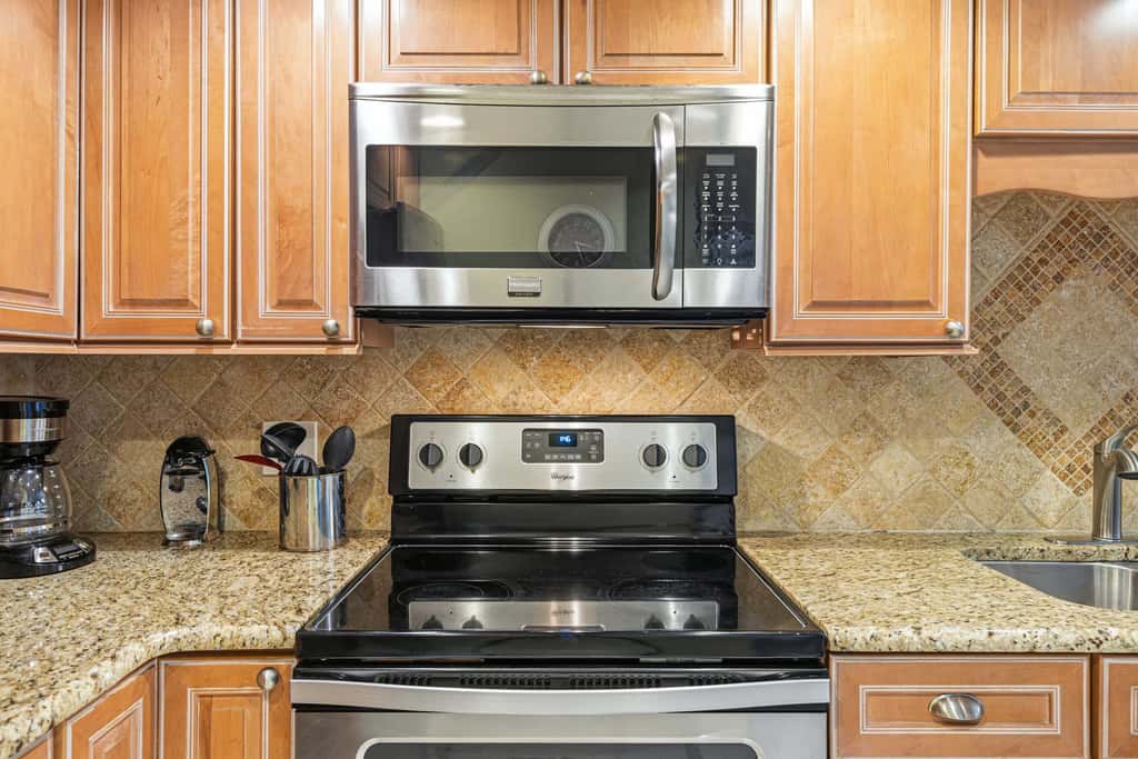 Comfortable waterfront condo with beach chairs - close to dining