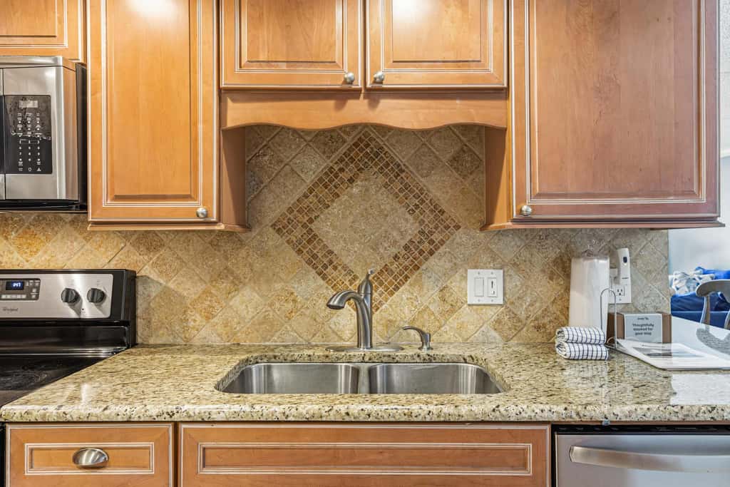 Comfortable waterfront condo with beach chairs - close to dining