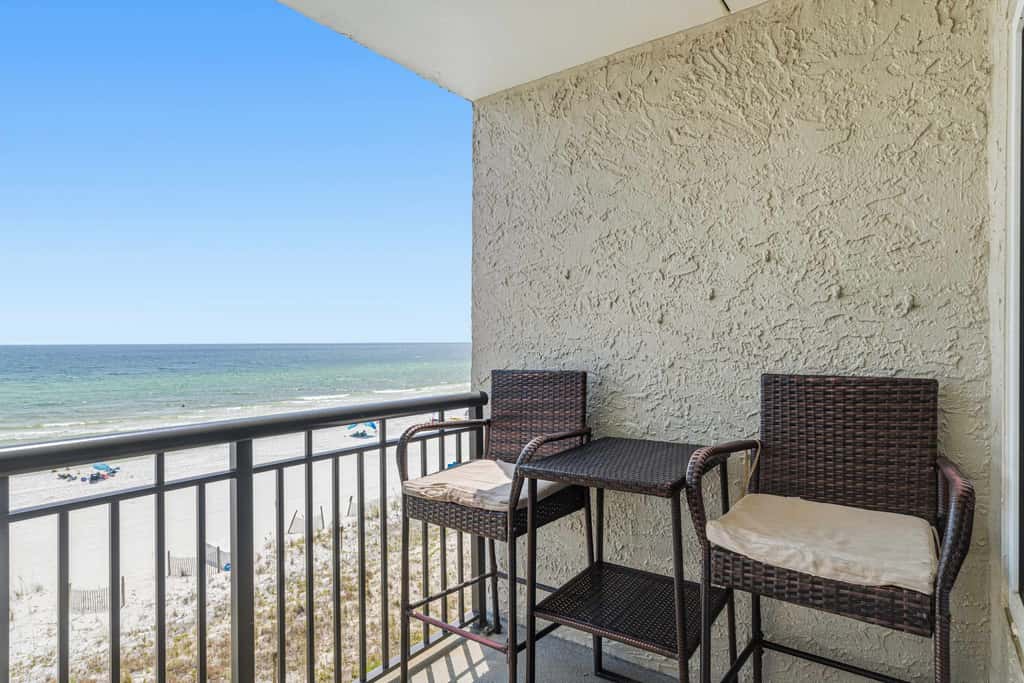 Comfortable waterfront condo with beach chairs - close to dining