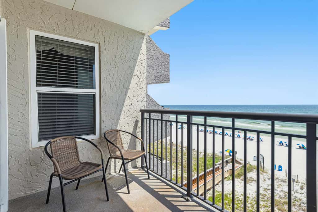 Comfortable waterfront condo with beach chairs - close to dining