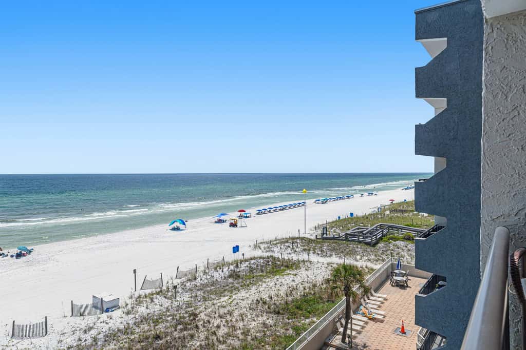 Comfortable waterfront condo with beach chairs - close to dining