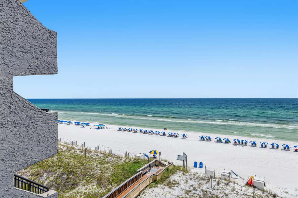 Comfortable waterfront condo with beach chairs - close to dining