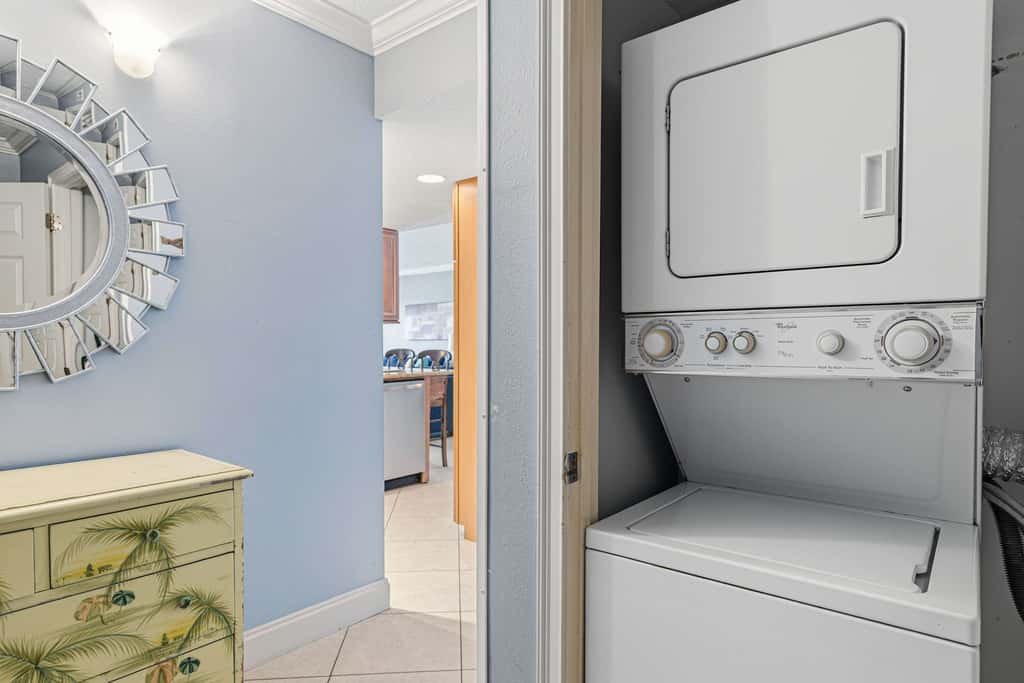 Comfortable waterfront condo with beach chairs - close to dining