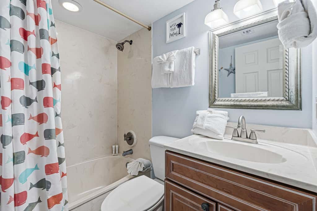 Comfortable waterfront condo with beach chairs - close to dining