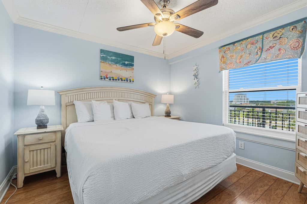Comfortable waterfront condo with beach chairs - close to dining