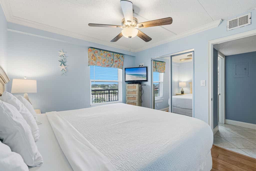 Comfortable waterfront condo with beach chairs - close to dining
