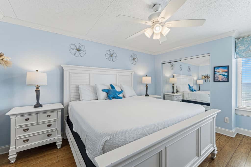 Comfortable waterfront condo with beach chairs - close to dining