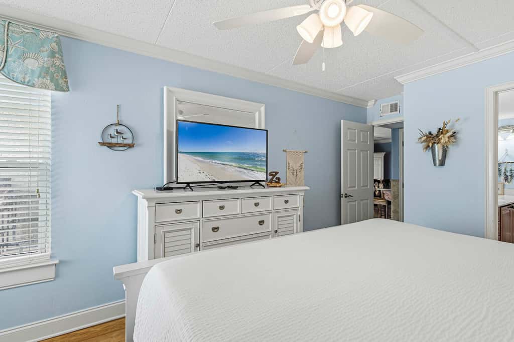 Comfortable waterfront condo with beach chairs - close to dining