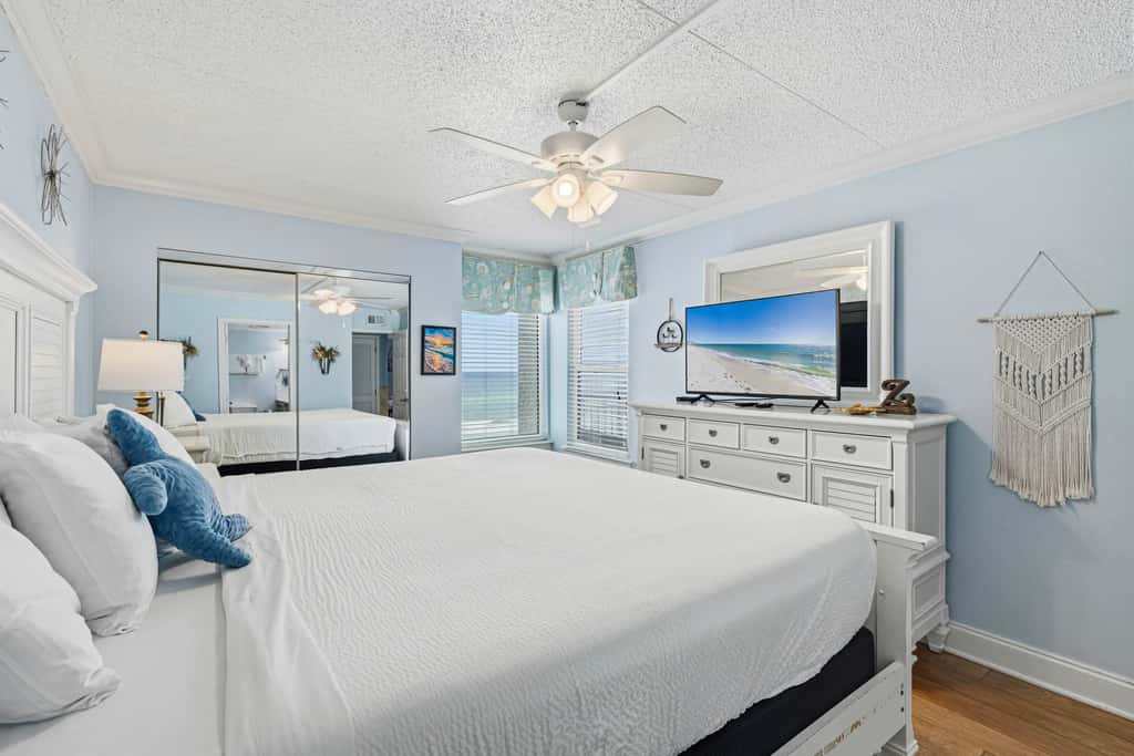Comfortable waterfront condo with beach chairs - close to dining