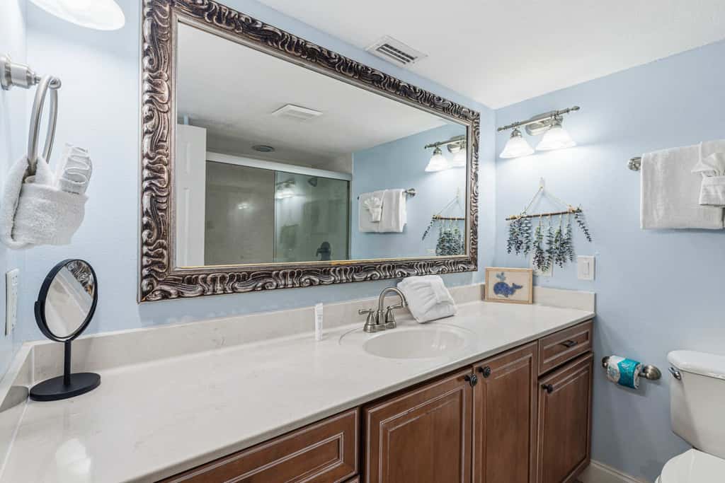 Comfortable waterfront condo with beach chairs - close to dining