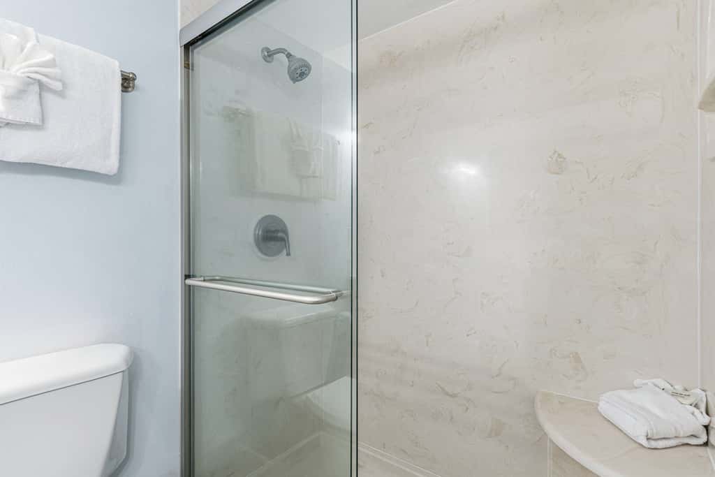 Comfortable waterfront condo with beach chairs - close to dining