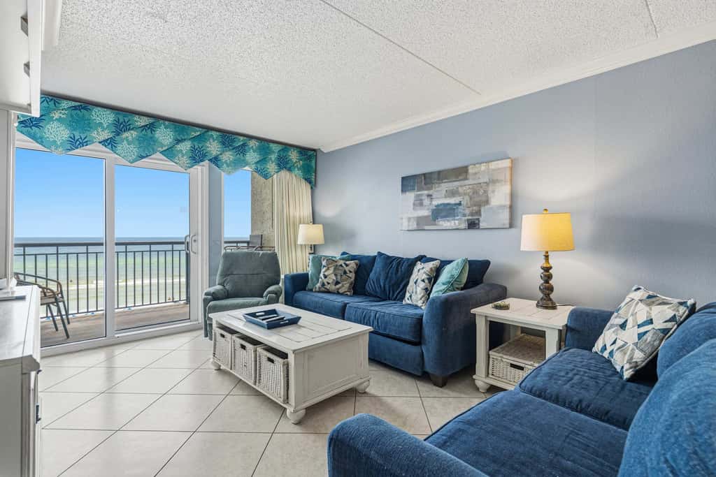 Comfortable waterfront condo with beach chairs - close to dining