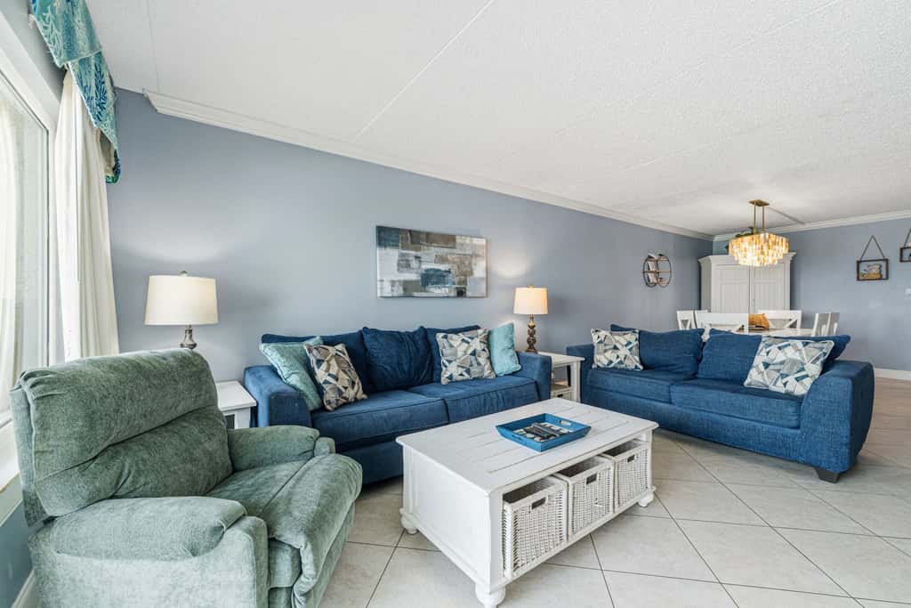 Comfortable waterfront condo with beach chairs - close to dining