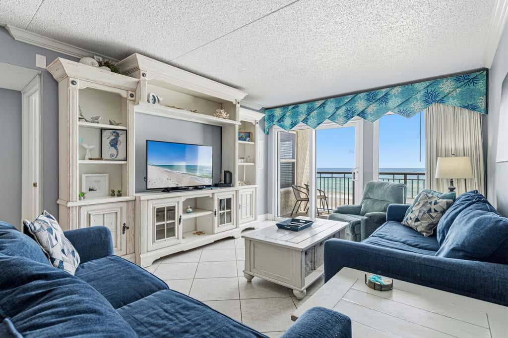 Comfortable waterfront condo with beach chairs - close to dining